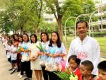 คณะครูและนักเรียนร่วมกันใส่บาตรวันพระ...