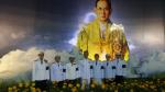 พิธีถวายดอกไม้จันทน์ ในพระราชพิธีถวายพระเพลิง พระบรมศพพระบาทสมเด็จพระปรมินทรมหาภูมิพลอดุลย...