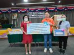 นายกเทศมนตรีเมืองประจวบคีรีขันธ์ พร้อมด้วยคณะผู้บริหารและพนักงานเทศบาล ที่มอบชุดตรวจ ATK จ...