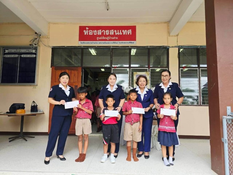 นายกเหล่ากาชาดจังหวัดประจวบคีรีขันธ์ พร้อมคณะ มอบทุนการศึกษาให้แก่นักเรียน โรงเรียนเทศบาลบ้านค่าย